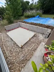 Dalle béton armé prête pour installer un spa extérieur