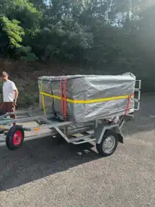 Livraison d'un spa Poséidon sur remorque avant son installation en extérieur