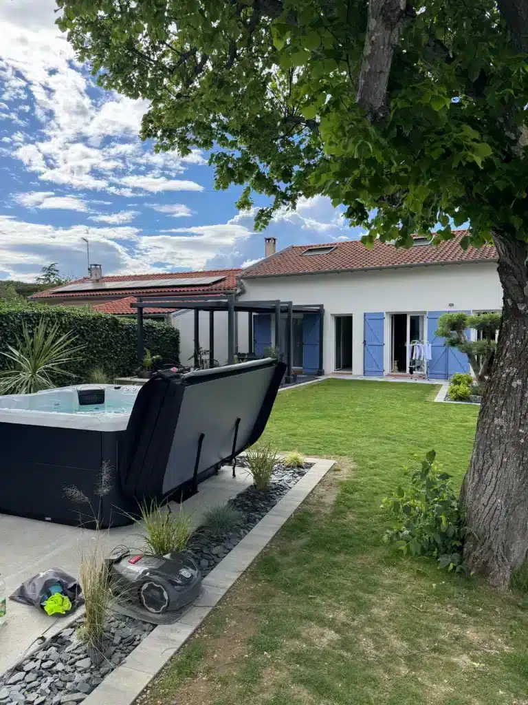 Spa Gaïa 5 places installé sur une terrasse à Tournefeuille près de Toulouse