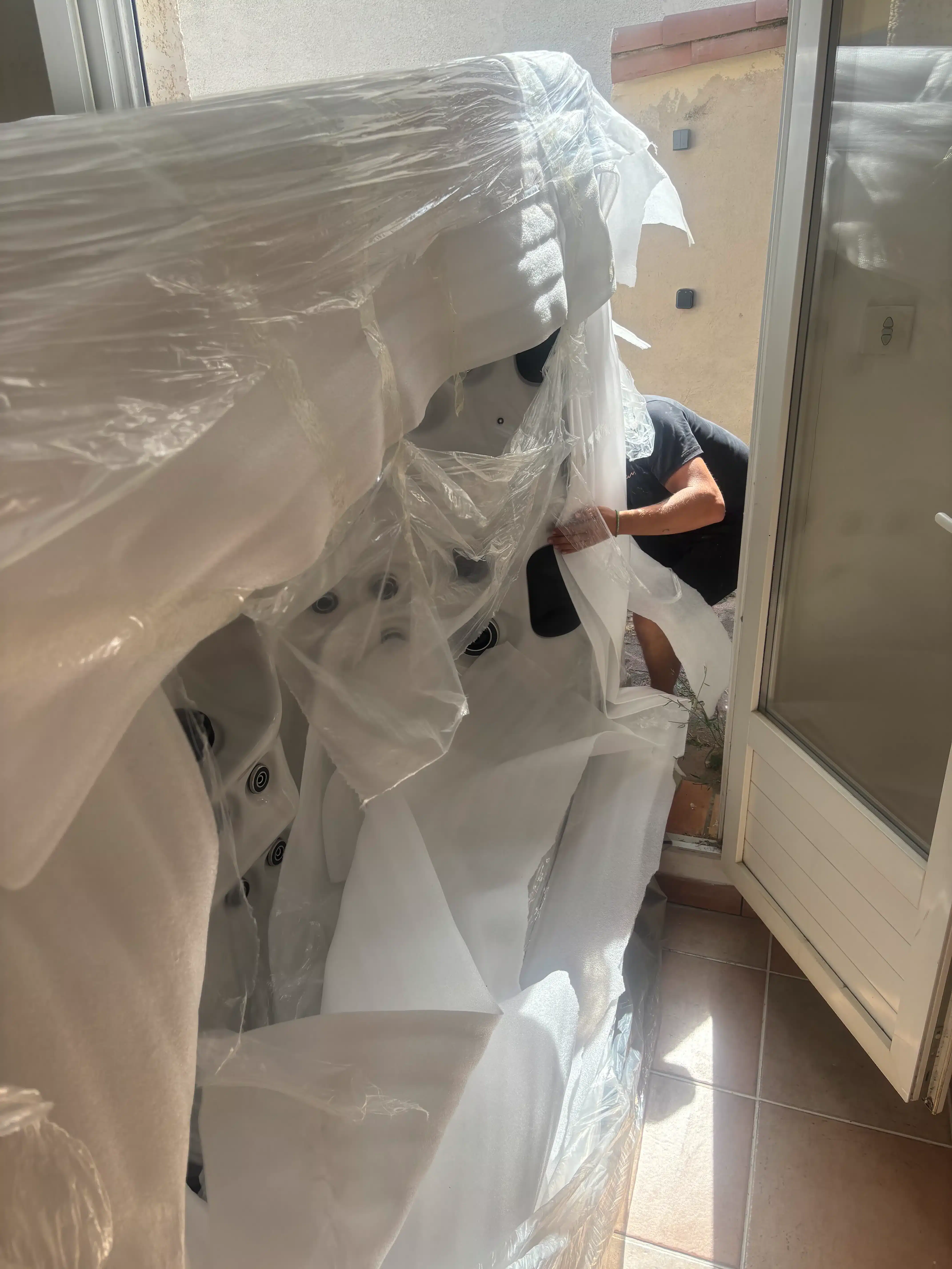 https://oama-spa.fr/wp-content/uploads/2026/09/oama-spa-passage-spa-seuil-porte-installation-interieur-aude.webp