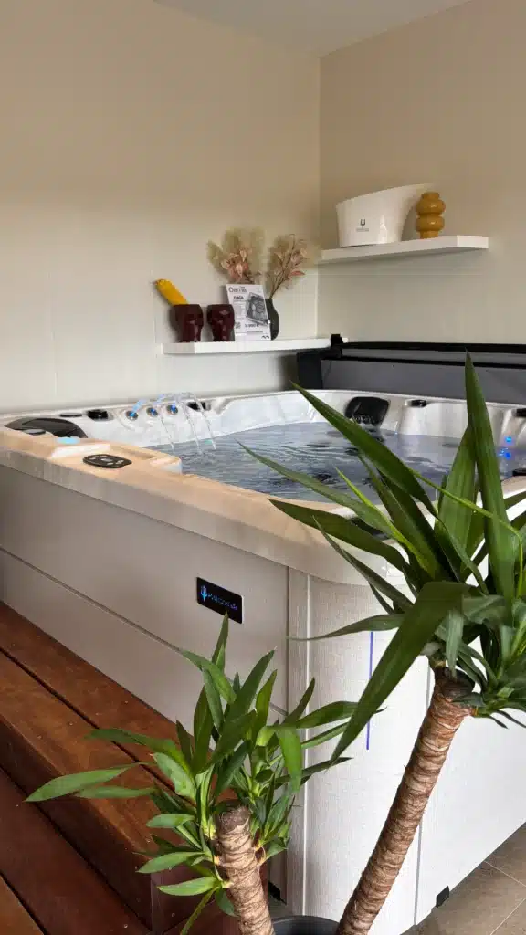 Bienfaits de la balnéothérapie à domicile dans le spa Gaïa 5 places en eau au showroom Oama Spa