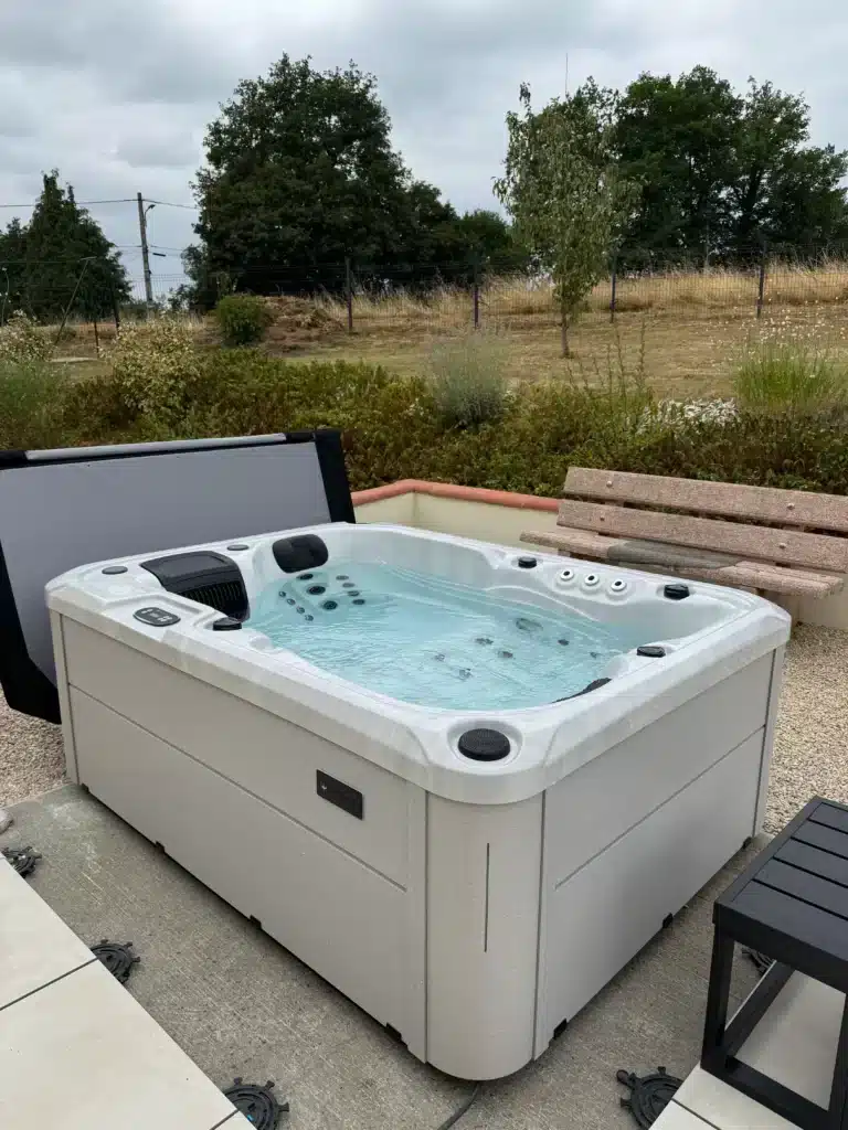 Spa Léna 2 places Poséidon Spa cuve White Marble installé sur une terrasse à Mane près de Saint-Gaudens