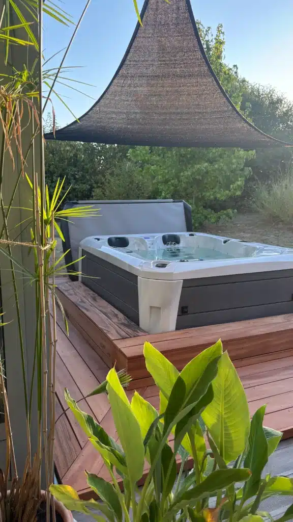 Installer un spa extérieur : spa Poséidon Pégase 3 places sur sa terrasse bois près de Toulouse