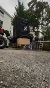 Grutage spa manitou par dessus muret de pierre