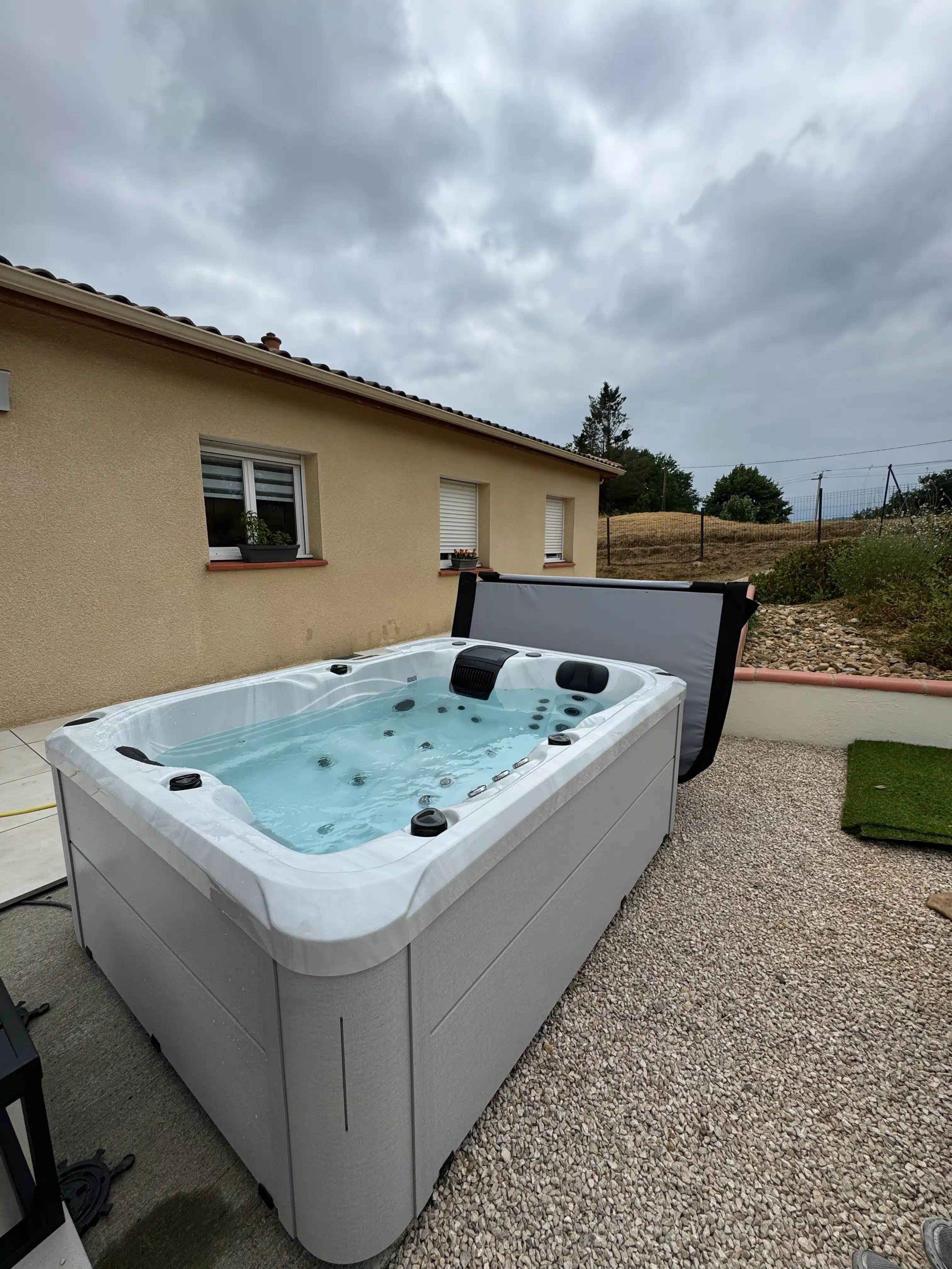 https://oama-spa.fr/wp-content/uploads/2026/10/oama-spa-spa-lena-white-marble-greige-en-eau-comminges.webp